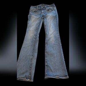  American Eagle Outfitters blue denim jeans feature a low-rise fit. Size 4